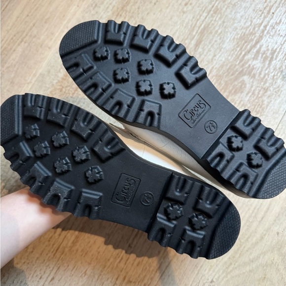 NWOT Sold Out Sam Edelman Alligator White Chunky Loafers - Picture 3 of 3